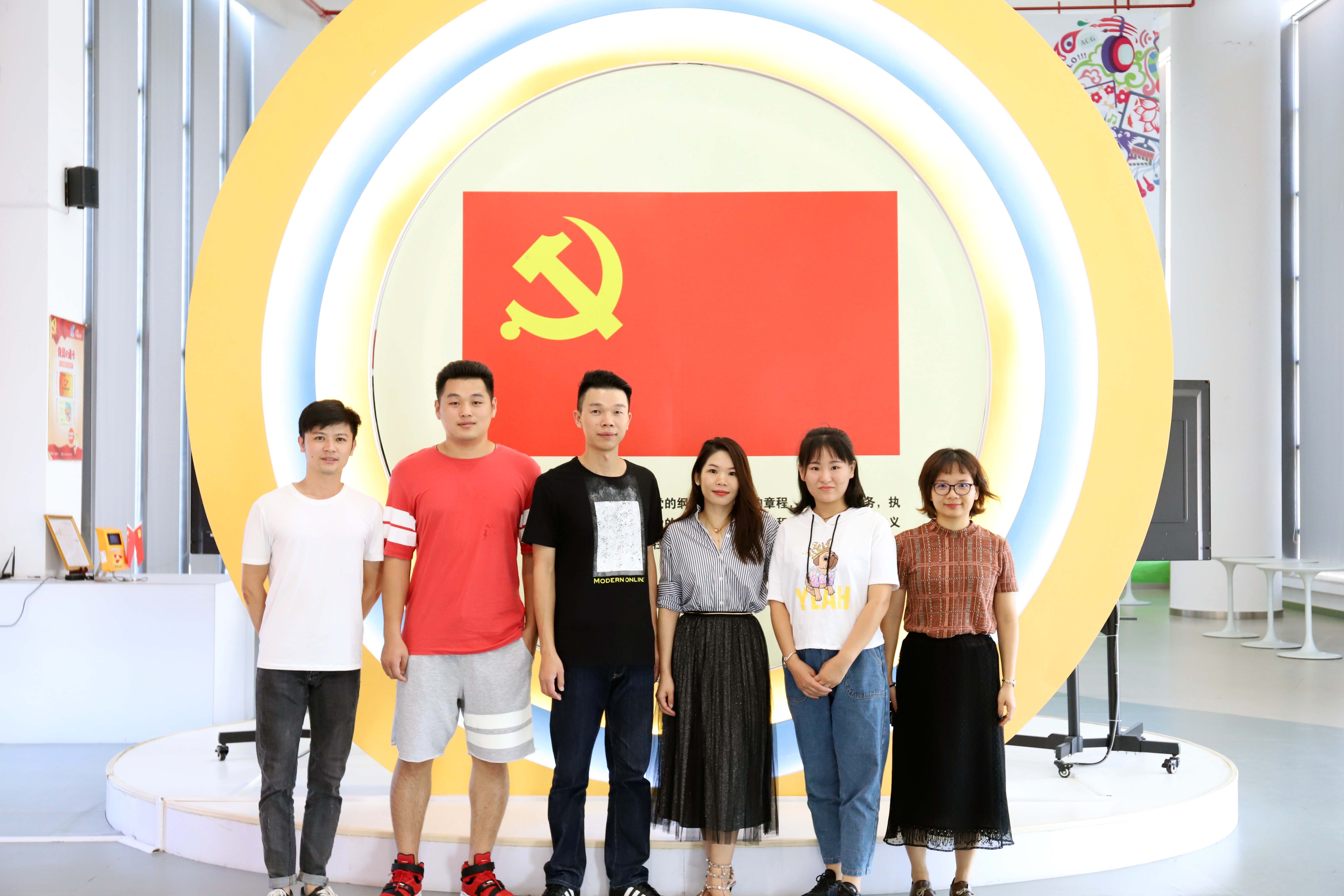 快快网络全体党员到美图公司参观学习党建工作